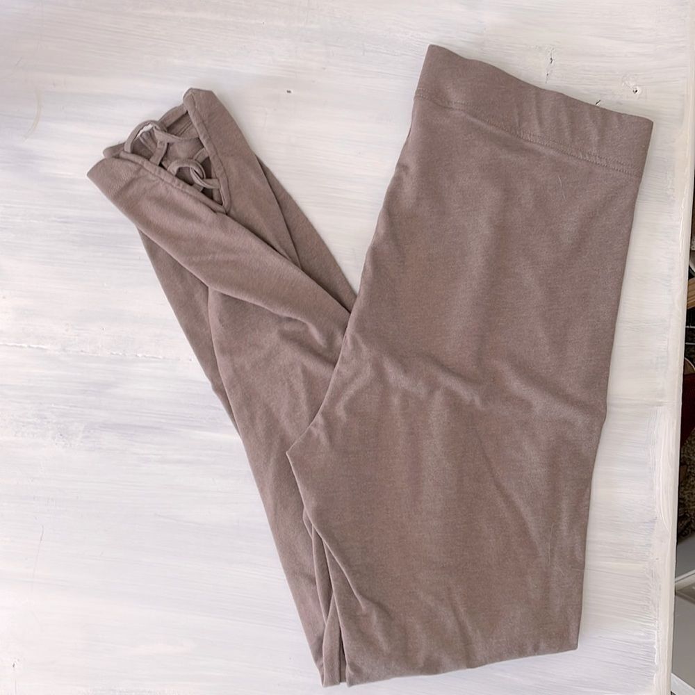 Old Navy active brown cropped workout leggings with criss cross detail size M